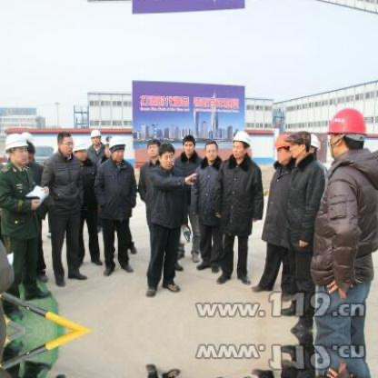 Construction crew image annotated with helmet and head bounding boxes